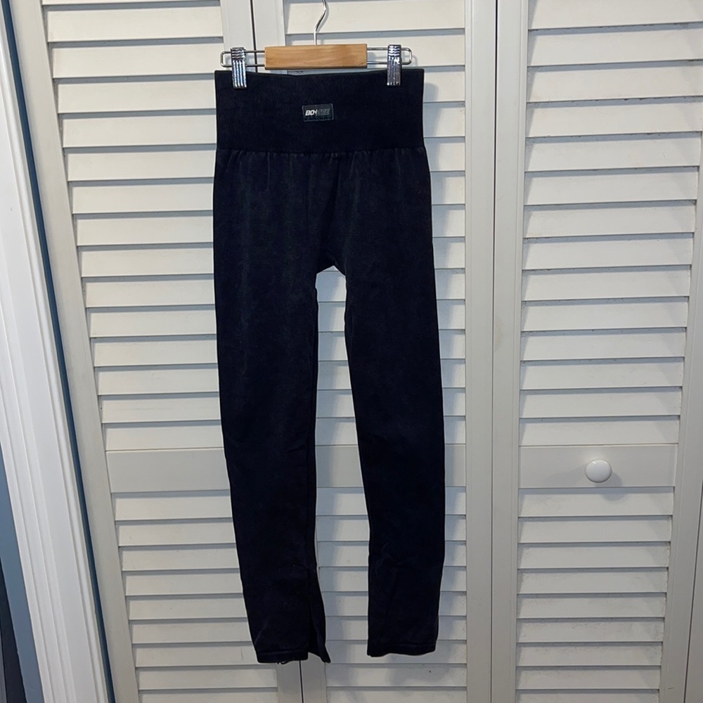 BOANDTEE VARIATION
SEAMLESS ACID WASH SPLIT HEM LEGGINGS IN BLACK XS